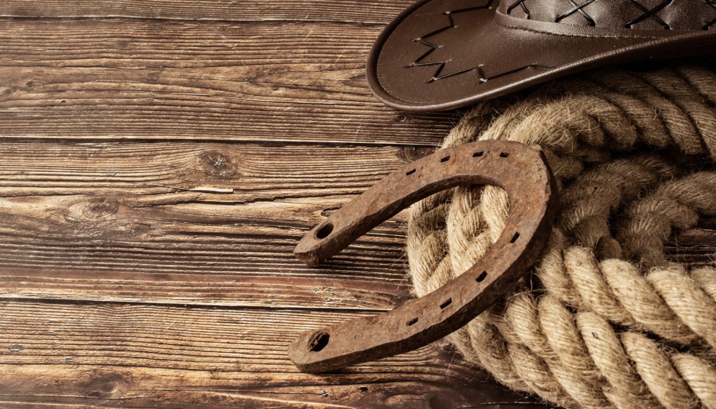 Scène représentant l’univers western avec bottes et chapeau de cow-boy, évoquant la décoration et l’esprit cowboy dans la tendance actuelle.