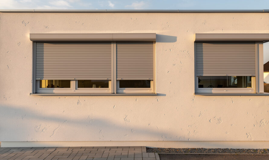 Volet roulant gris clair sur mesure : harmoniser façade, menuiseries et coffre